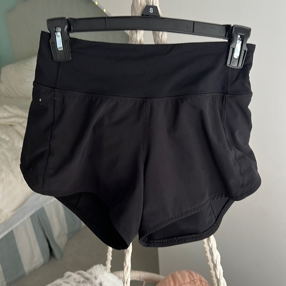 size 2 black lululemon speed up shorts(mid rise) - Picture 2 of 4